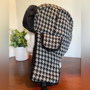 Winter Hat. Women’s Houndstooth Black and Gray Print.  NWOT